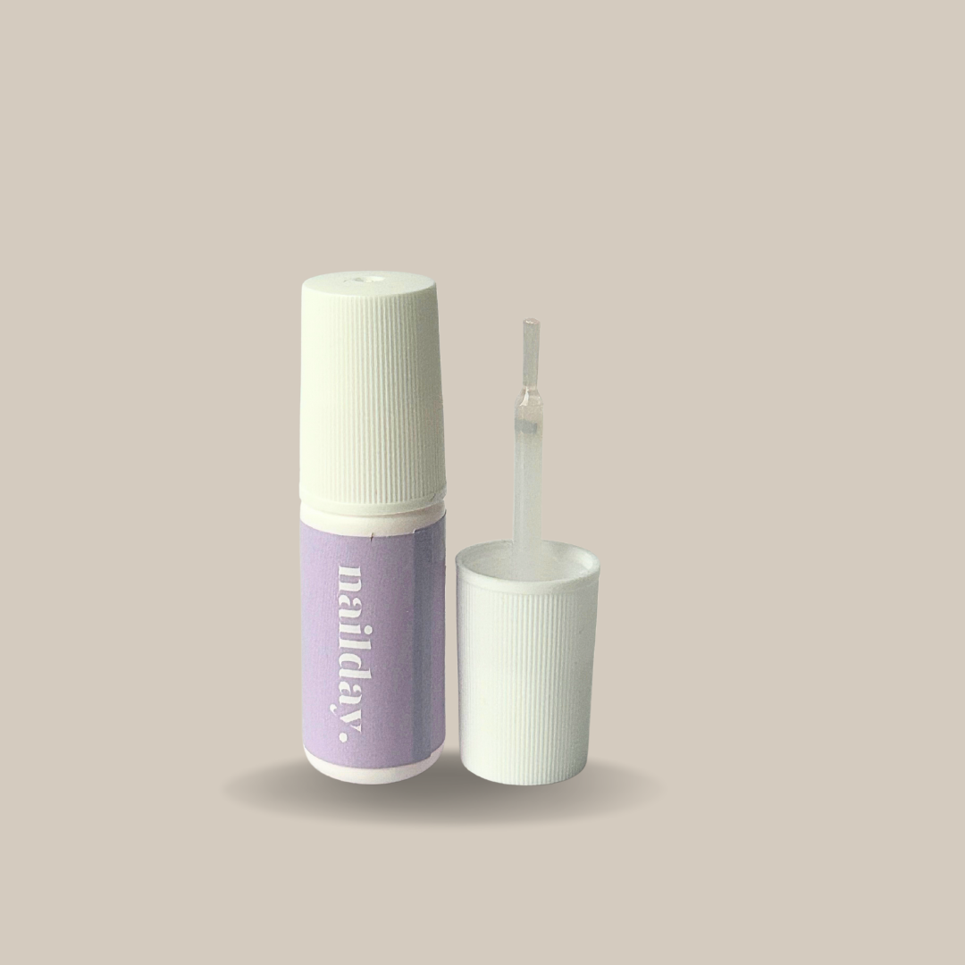 sterke lijm voor plaknagels met kwast - brush on nail glue van nailday 