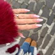 butterfly - een flexibele herbruikbare softgel plaknagel met een roze donut glazed effect