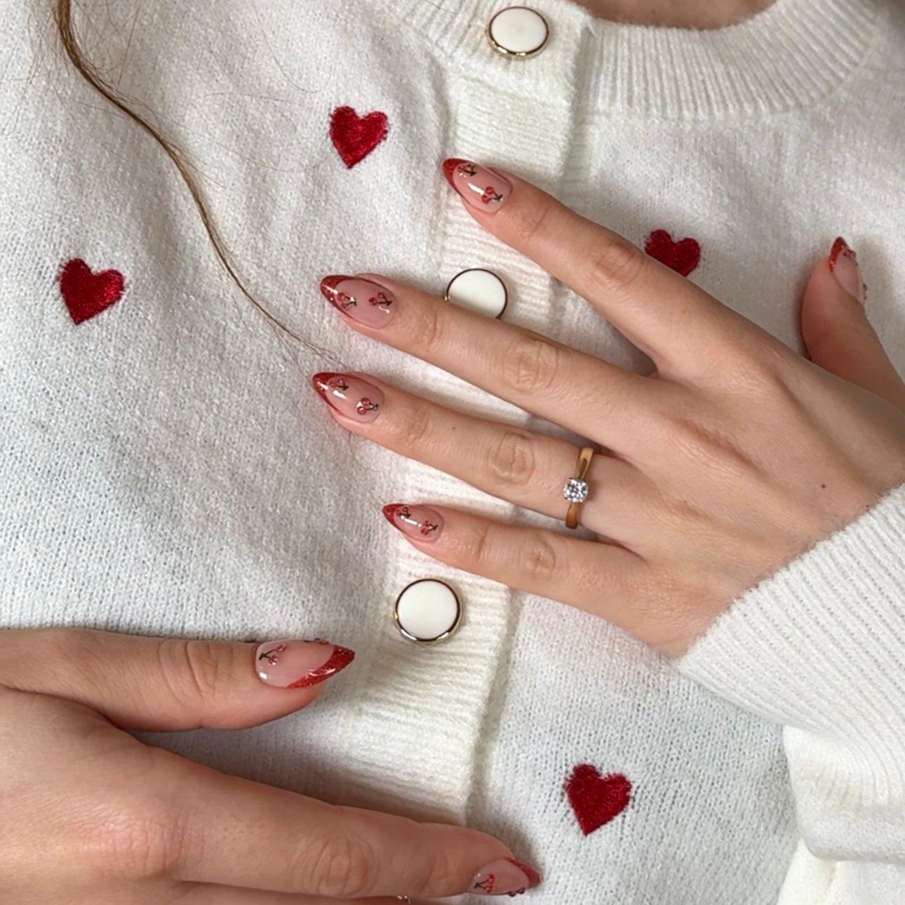 cherry on top softgel press on nagels met kersen nailart en een rode french manicure - medium lengte amandelvormige plaknagels voor om te herbruiken