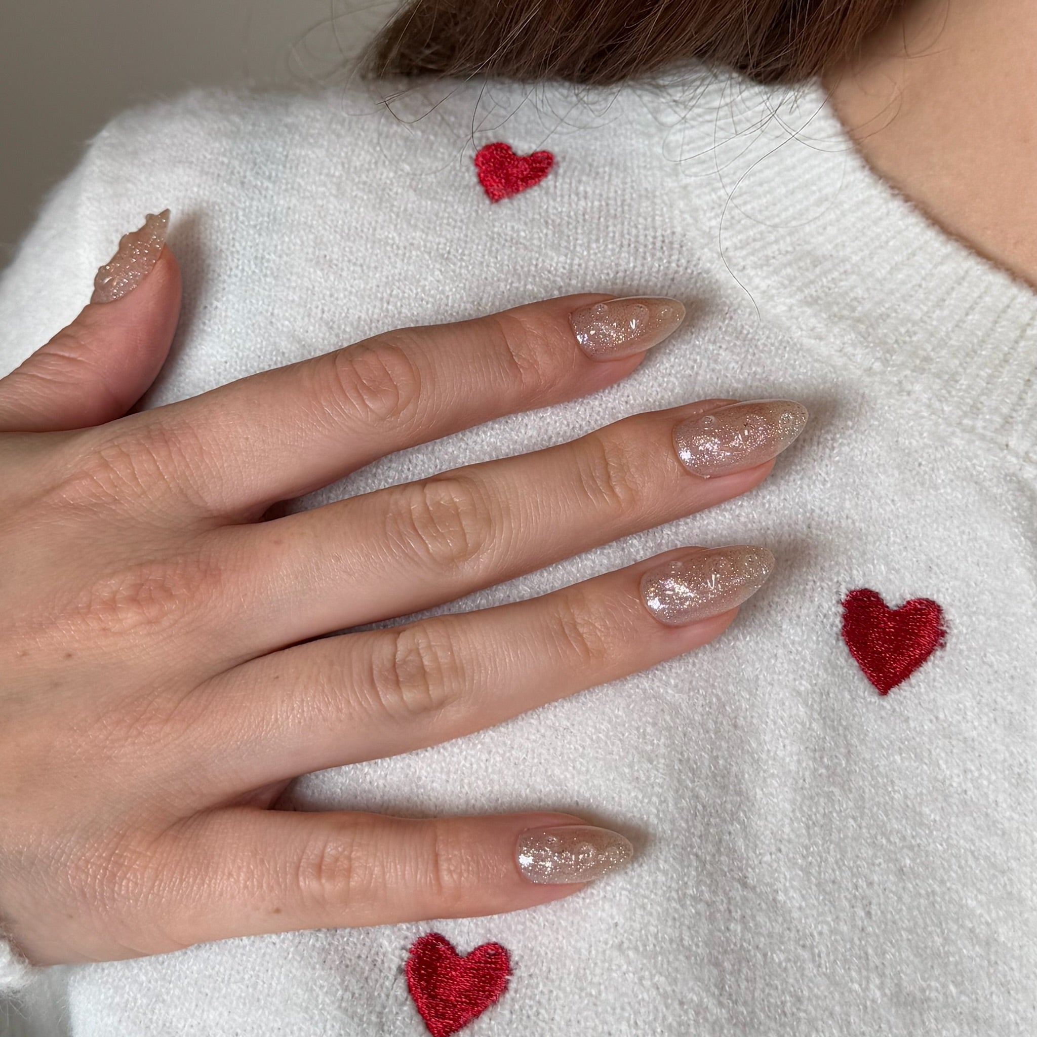 crazy in love amandelvormige manicure gemaakt van softgel met een 3d print en glitter