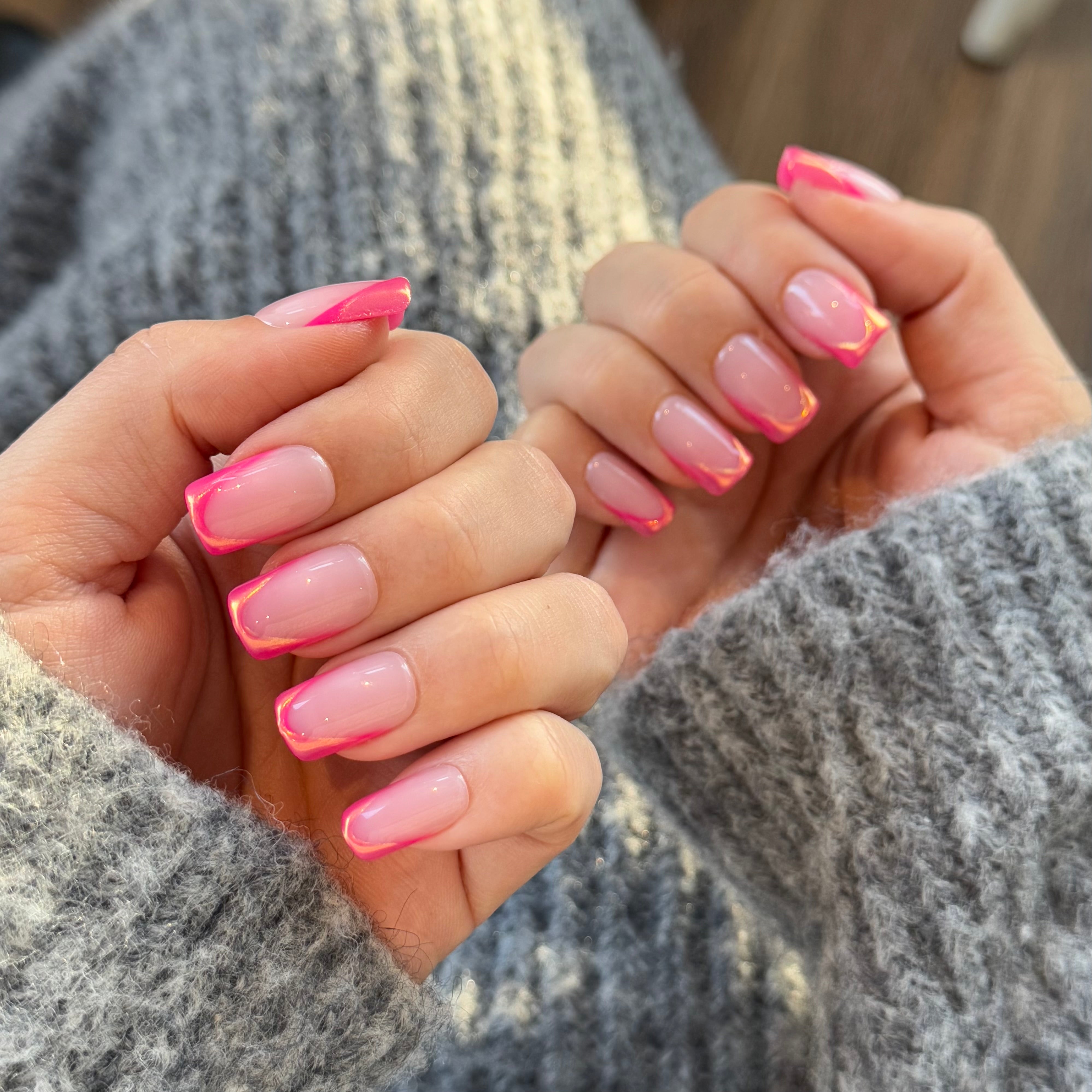 friendzone is een manicure met een 3d roze glanzende french tip 