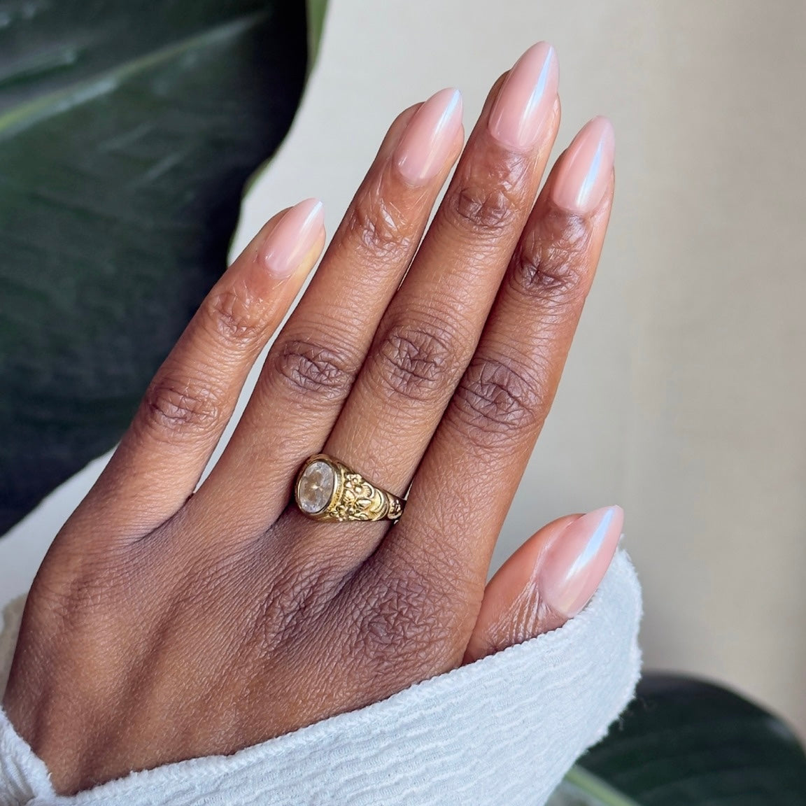 hailey is een prachtige amandelvormige softgel plaknagel met een chrome effect geïnspireerd op de favoriete manicure van hailey bieber