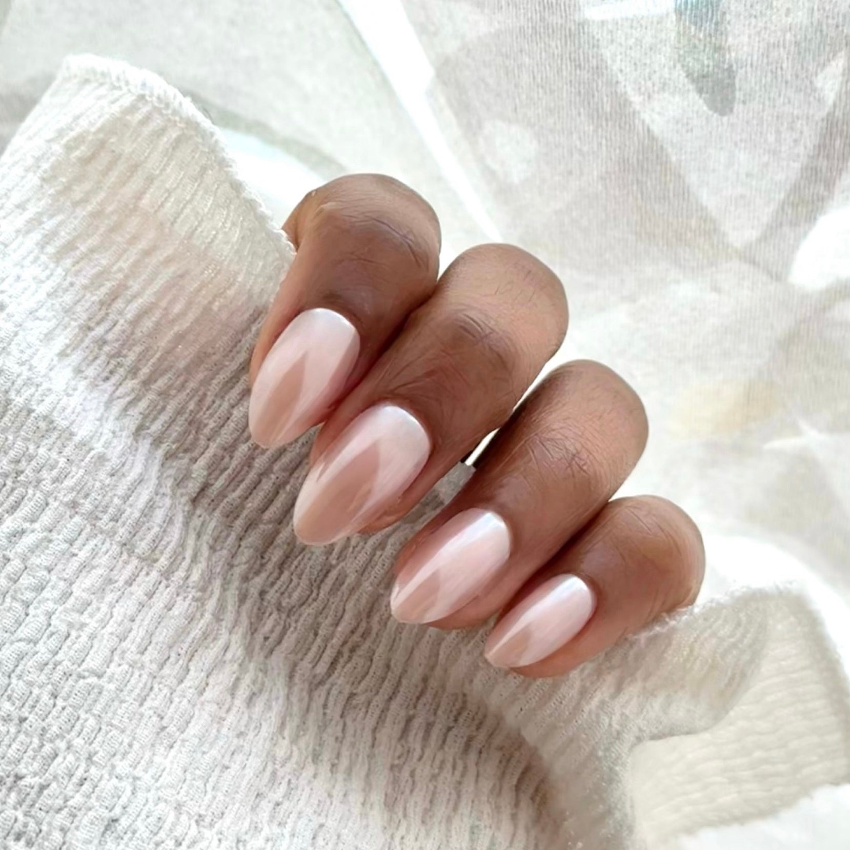 hailey manicure is gemaakt van softgel en heeft een mooie chrome effect - amandelvormig en een natuurlijke pasvorm