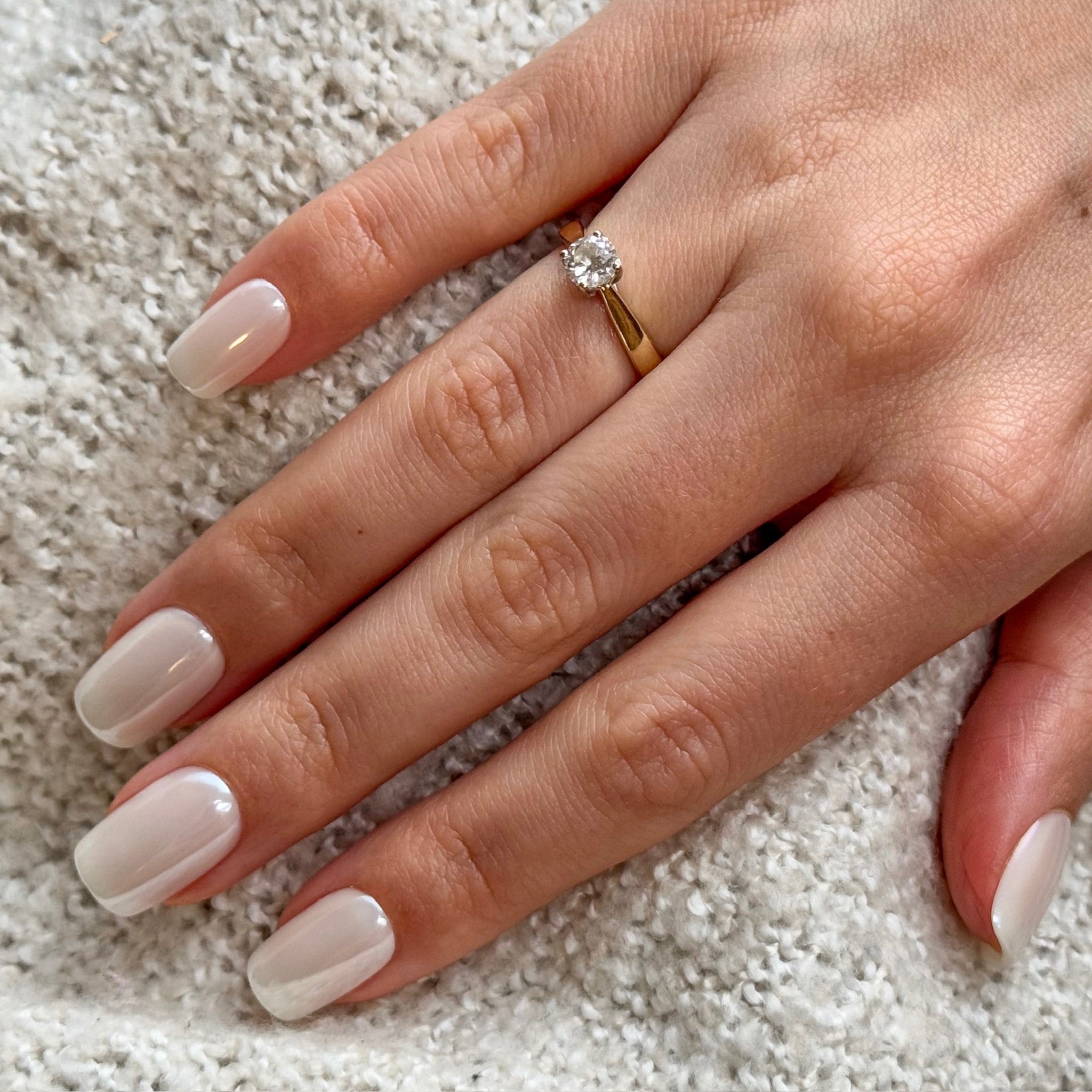 marry me softgel plaknagels met een witte glazed onut effect