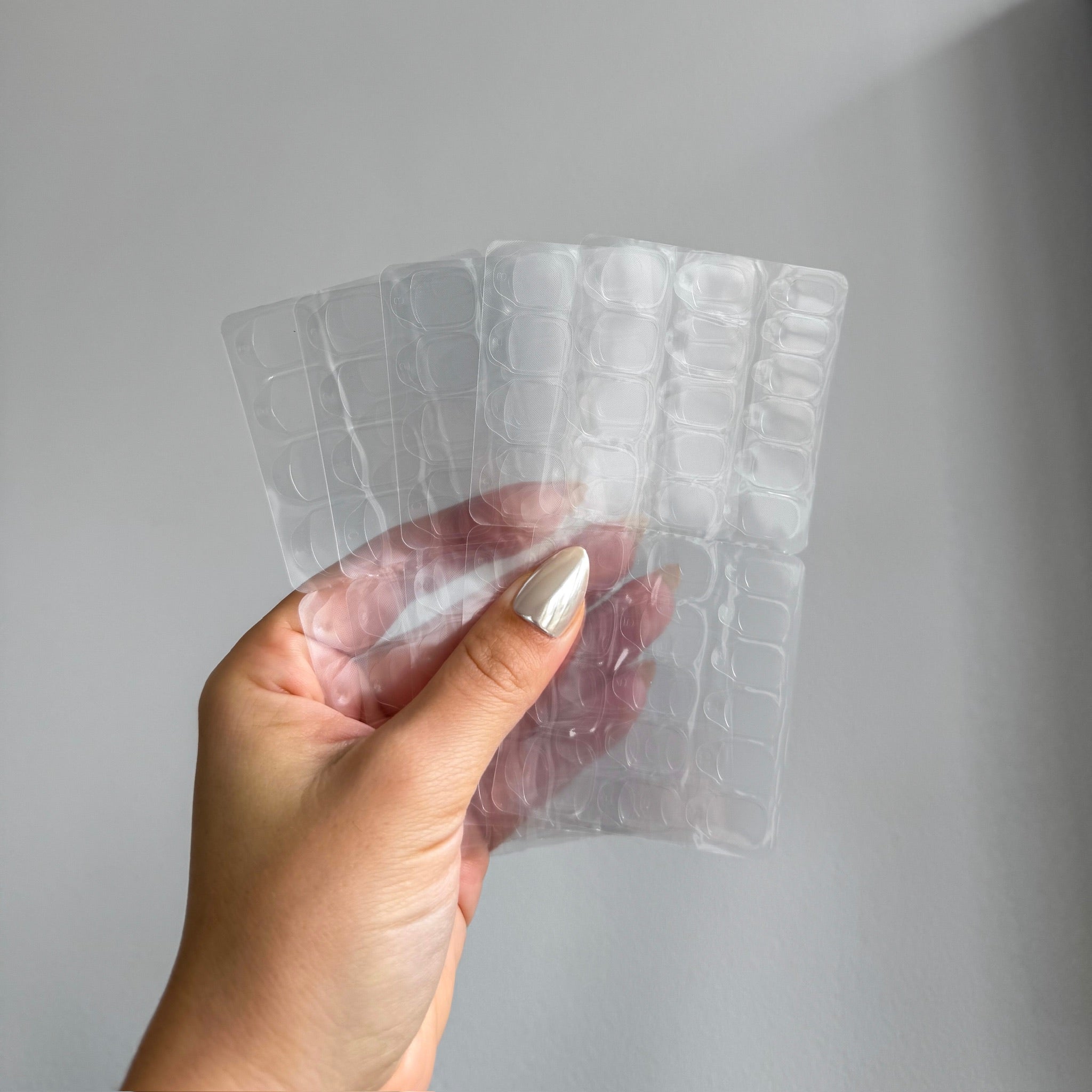 Zelfklevende nagellijm stickers (sticky tabs) voor het eenvoudig en langdurig bevestigen van kunstnagels. Makkelijk te verwijderen en geschikt voor hergebruik. Perfect voor tijdelijke nagelapplicaties