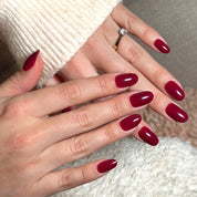 raspberry softgel press on nagels diep rode bordeaux kleur - een korte manicure voor comfort en flexibiliteit 