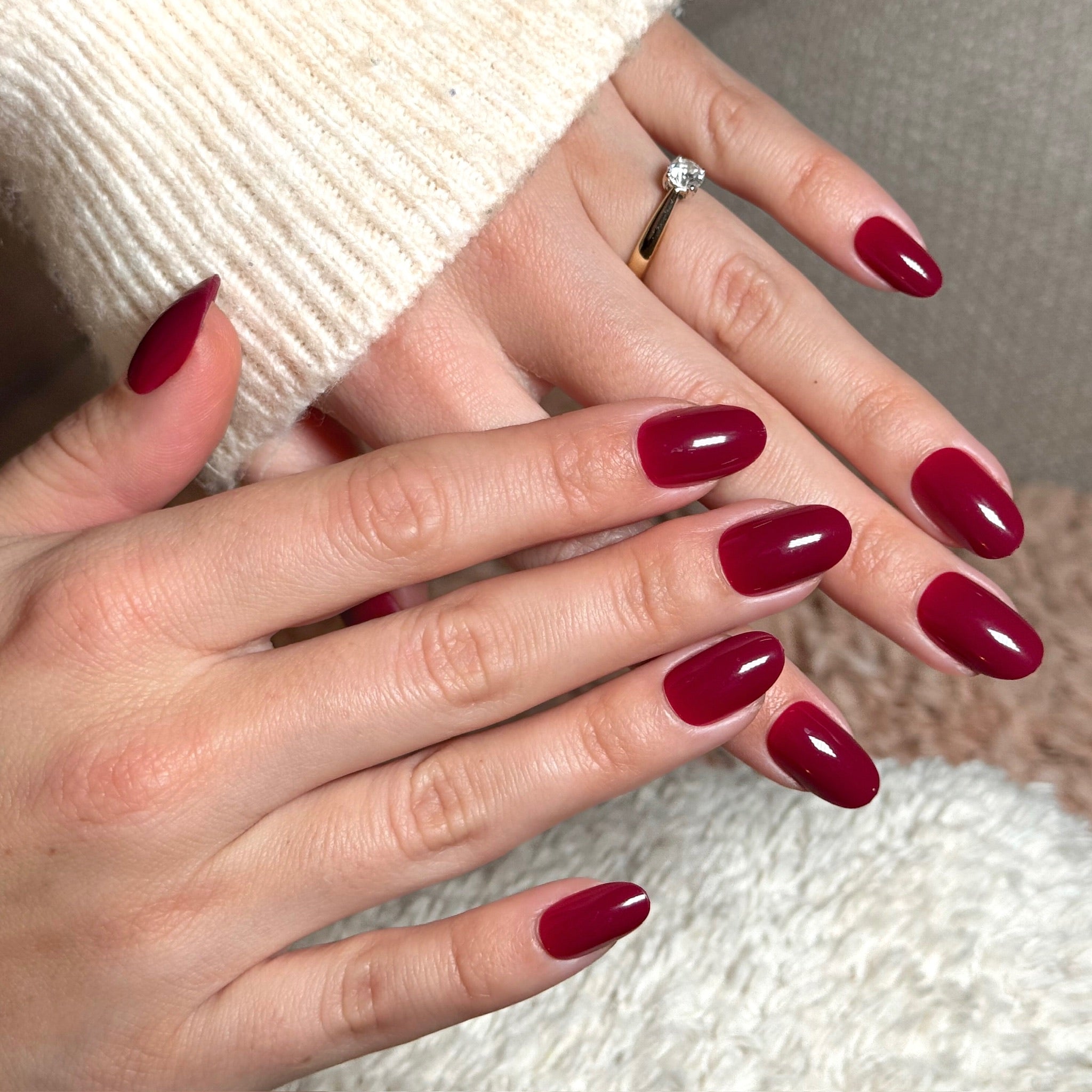 raspberry softgel press on nagels diep rode bordeaux kleur - een korte manicure voor comfort en flexibiliteit 