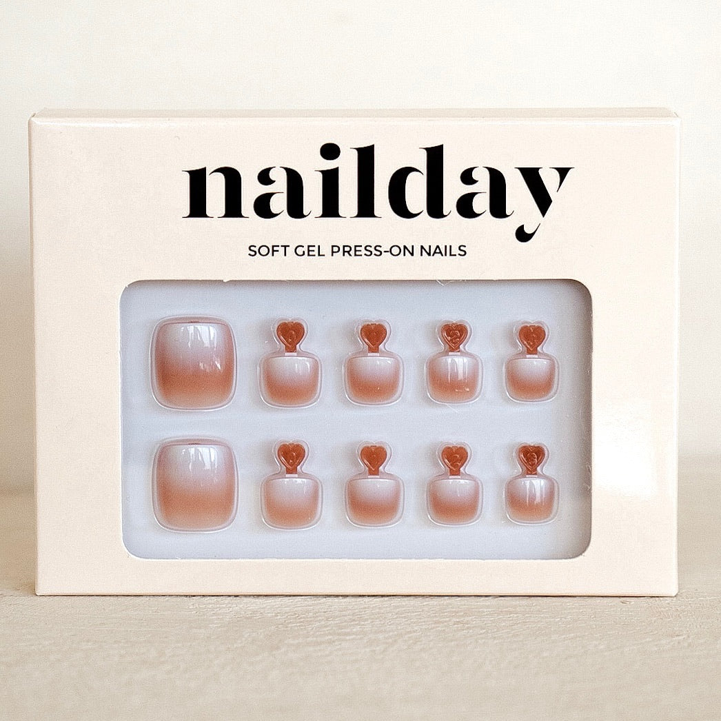 Deze  teennagels met subtiele ombre finish geven je voeten een verzorgde en frisse uitstraling – perfect voor slippers, sandalen of blote voeten in de zon.