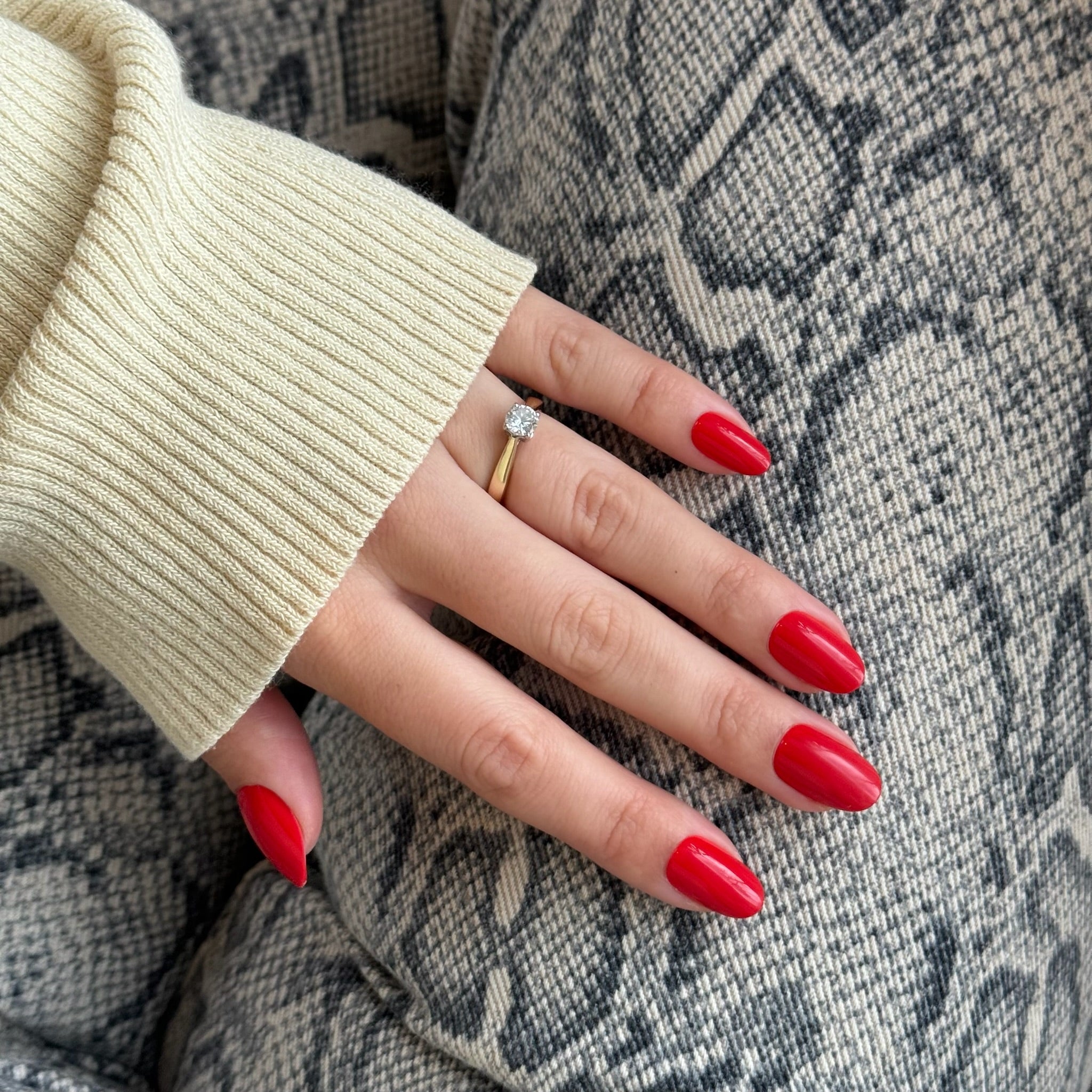 spicy is een felrode korte ovale  softgel manicure. Perfect vorm en lengte nagels voor elke dag 