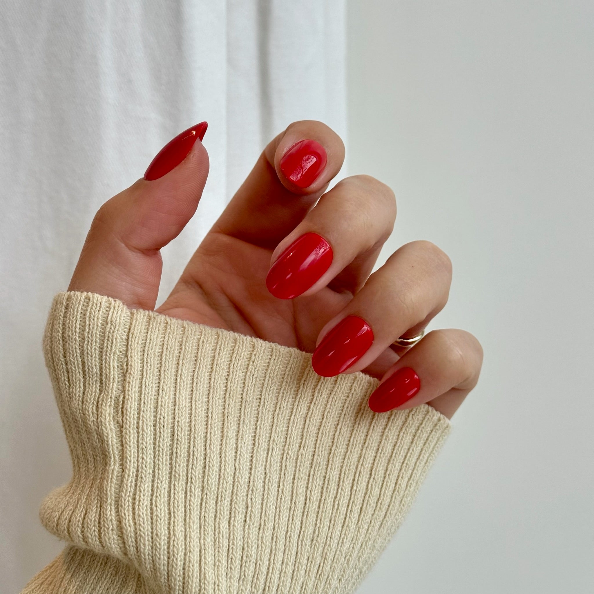 spicy softgel press on nagels in een fel rode kleur- korte ovaal manicure handig om te herbruiken