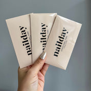 Sterke en transparante sticky tabs voor het veilig bevestigen van kunstnagels zonder schade aan de natuurlijke nagel. Ideaal voor herbruikbare nagelsets en snelle nagelwissels.