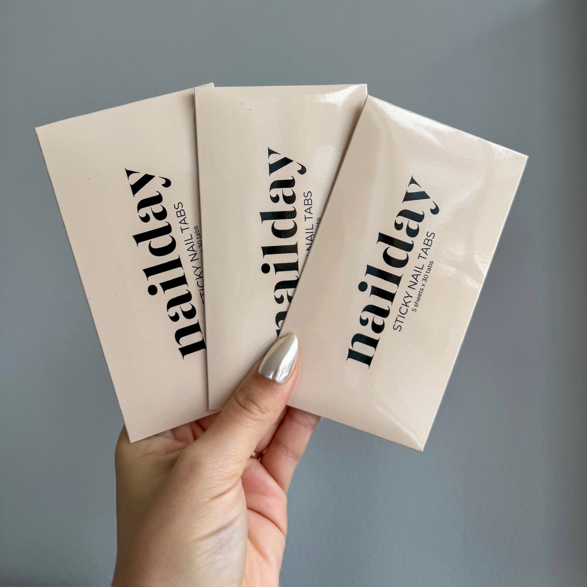 Sterke en transparante sticky tabs voor het veilig bevestigen van kunstnagels zonder schade aan de natuurlijke nagel. Ideaal voor herbruikbare nagelsets en snelle nagelwissels.